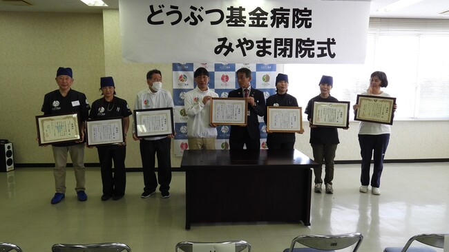 みやま市、柳川市、大川市、大牟田市、筑後市、八女市、広川町からの感謝状(右から4人目が松嶋盛人市長)